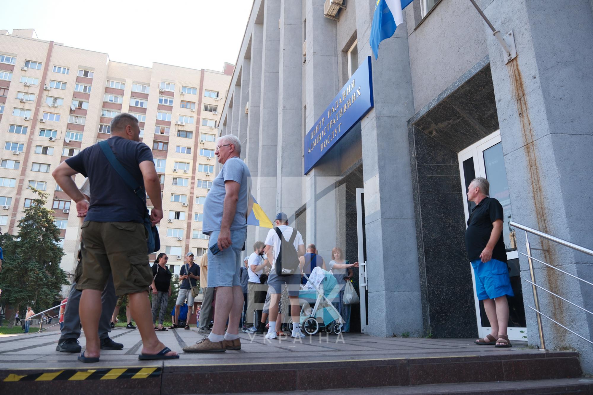 Черги - на години, на оновлення - 5 днів. Що відбувається у ЦНАПах Києва і чи працюватимуть у вихідні